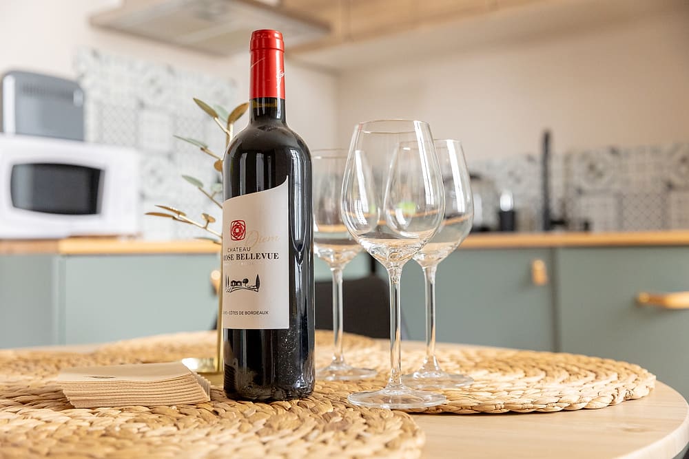 Table avec bouteille et verres de vin, appartement #3 du 119 à Valenciennes