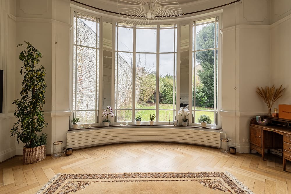 Bow window du salon donnant sur le jardin, appartement Prestige #1 du 119 à Valenciennes