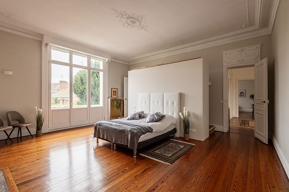 Chambre principale avec lit double 160 cm et vue sur le jardin, appartement Prestige #1 du 119