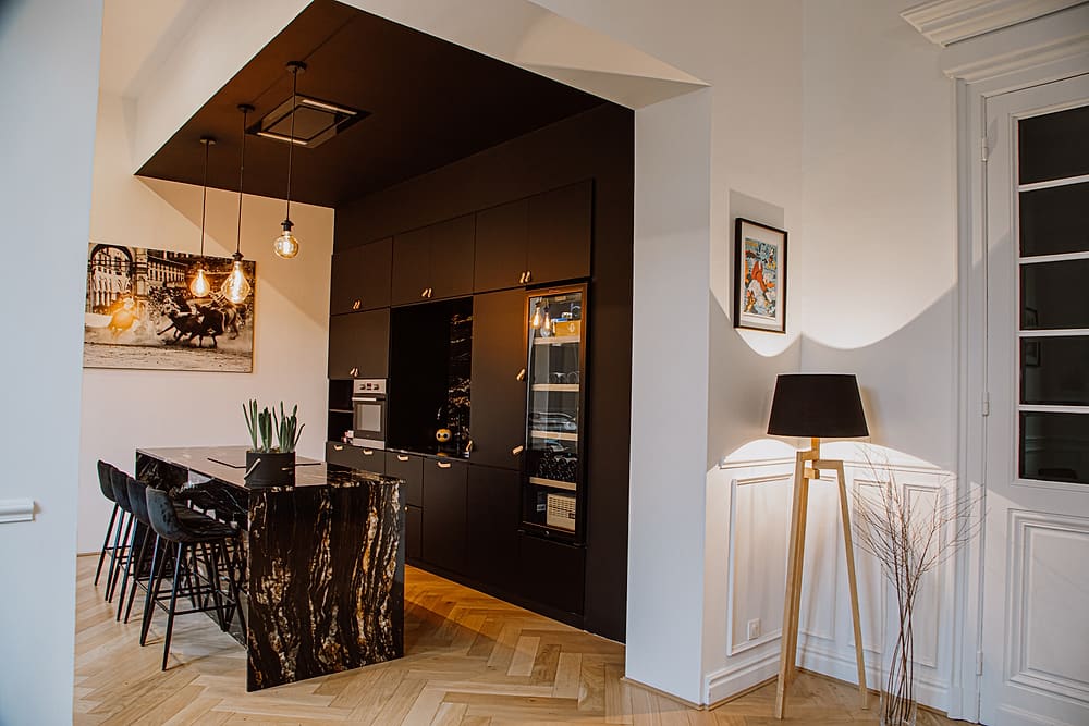 Cuisine indépendante entièrement équipée avec îlot en marbre noir, appartement Prestige #1 du 119