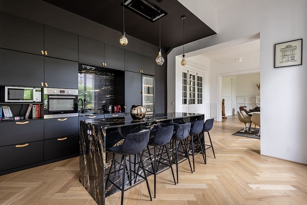 Îlot en marbre noir et tabourets de la cuisine, appartement Prestige #1 du 119 à Valenciennes