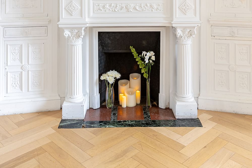 Cheminée blanche sculptée du salon avec bouquets, appartement Prestige #1 du 119