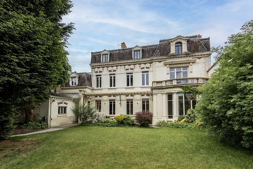 Façade de l'hôtel particulier Le 119 et son jardin clos d'environ 400 m² à Valenciennes