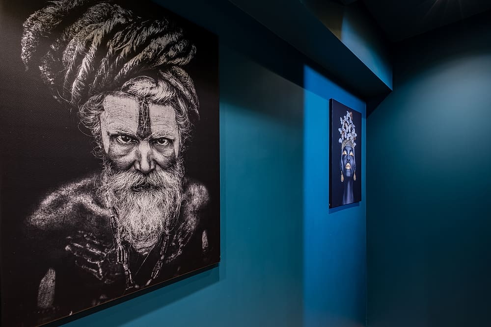 Œuvre d'art et mur bleu canard dans l'appartement Prestige #1 du 119 à Valenciennes