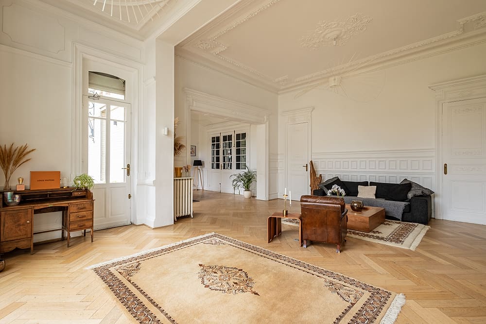 Salon avec bureau ancien, tapis et parquet, appartement Prestige #1 du 119