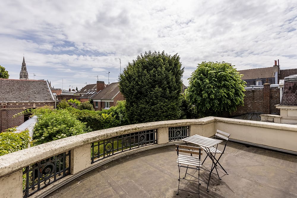 Terrasse de la chambre principale avec balustrade en pierre et vue sur Valenciennes, appartement Prestige #1 du 119