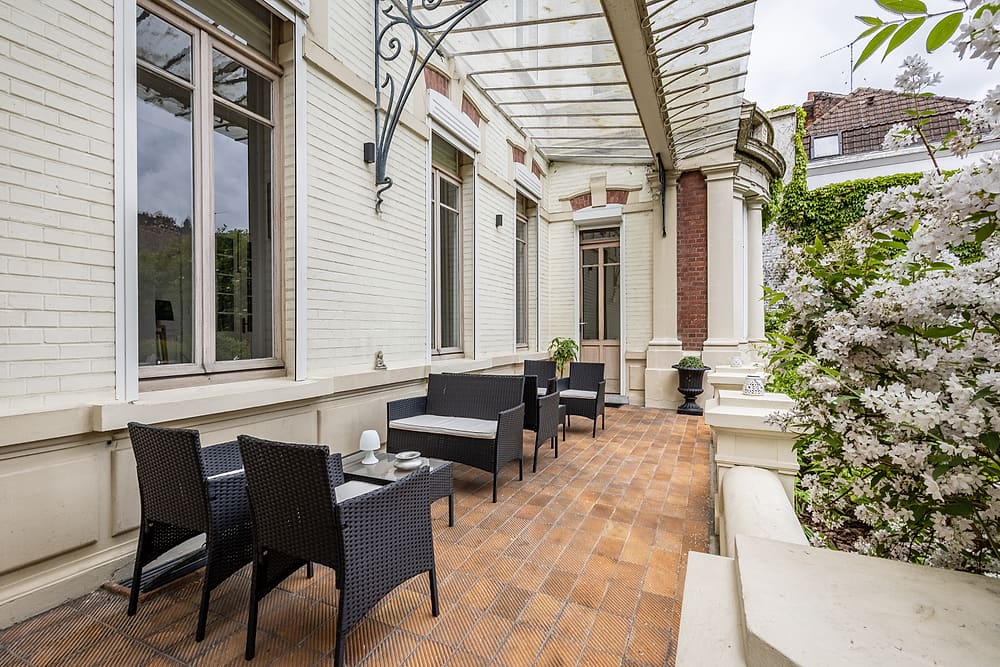 Véranda et terrasse extérieure avec salon de jardin, hôtel particulier Le 119 à Valenciennes