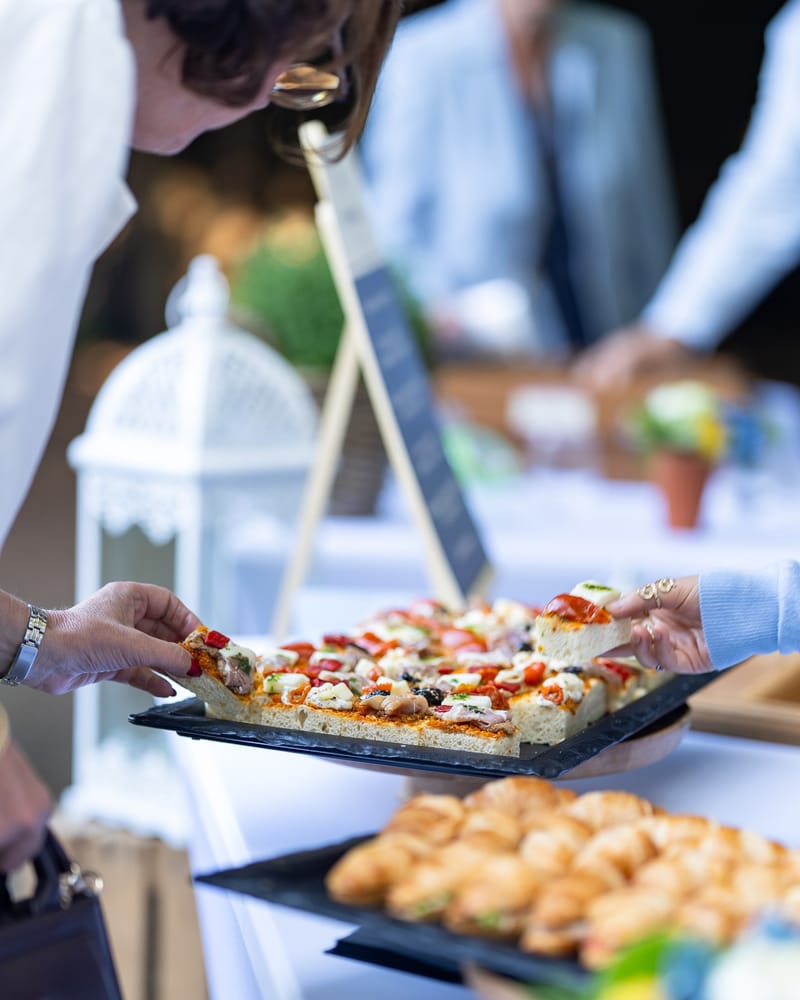 Invités se servant des focaccias et des mini-croissants au buffet