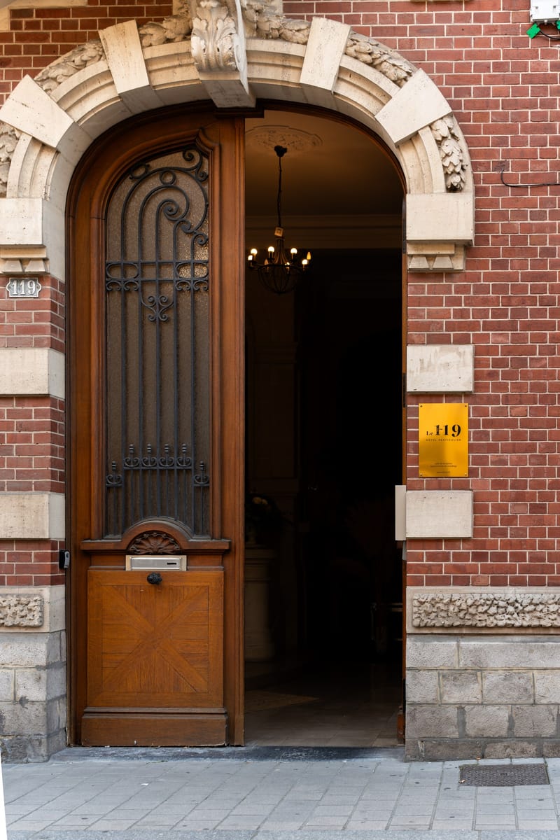 Porte d'entrée en bois et ferronnerie de l'hôtel particulier Le 119