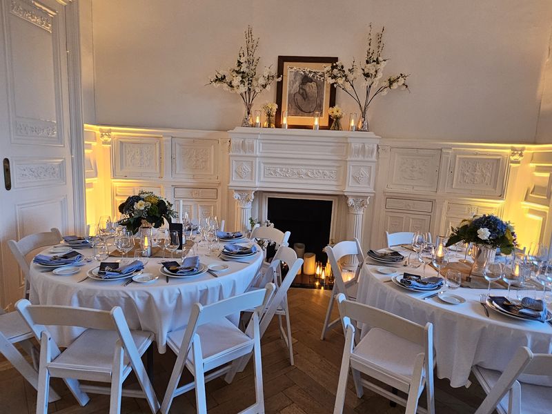 Dîner de mariage au 119 : tables rondes dressées devant la cheminée du grand salon