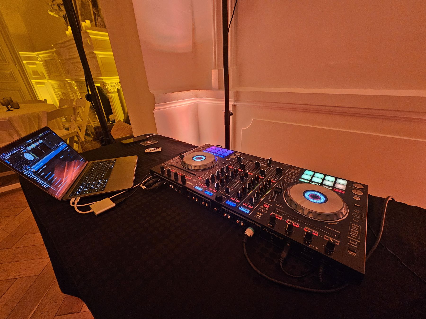 Platines du DJ prêtes pour la soirée dans les salons éclairés du 119